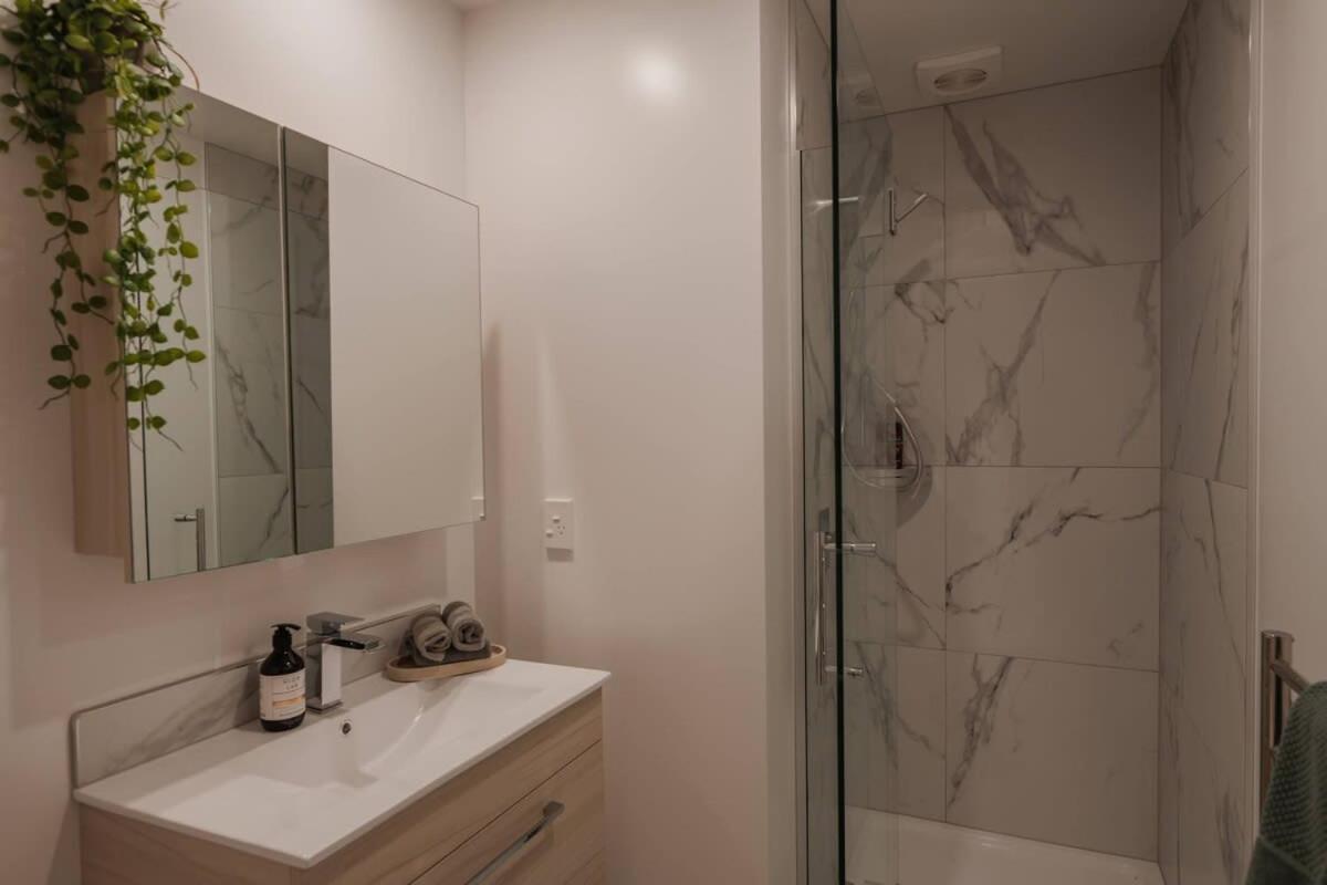 Casino Luxury Suite City Centre - Sleeps 5 クライストチャーチ エクステリア 写真
