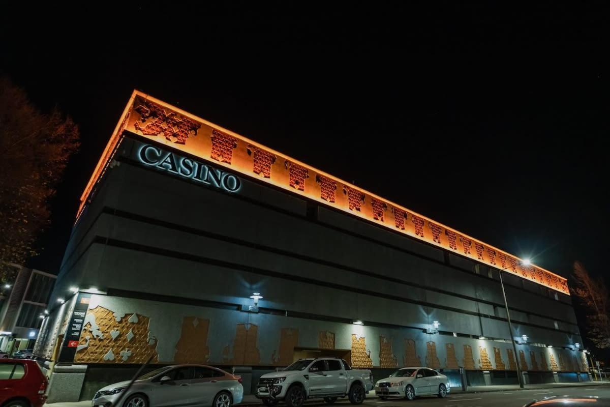 Casino Luxury Suite City Centre - Sleeps 5 クライストチャーチ エクステリア 写真